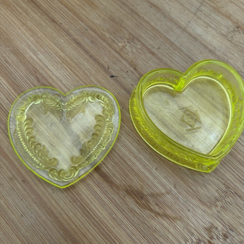 Yellow heart shaped Vaseline Uranium Glass glows trinket dish - Picture 3 of 6
